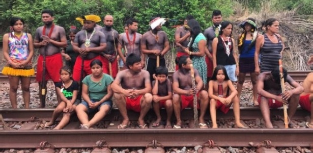 Sem água há mais de uma semana, índios decidiram interromper ferrovia em protesto