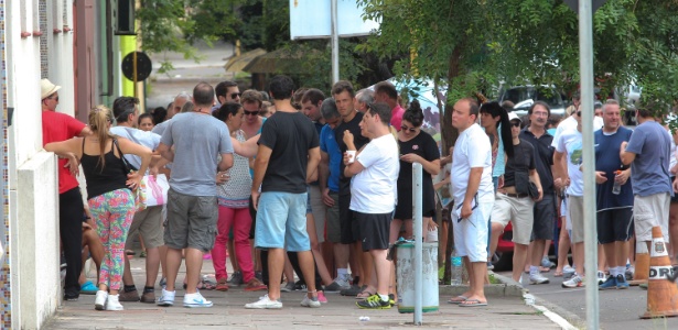 Turistas fazem fila para aguardar atendimento na Pol&iacute;cia Federal de Santana do Livramento (RS)
