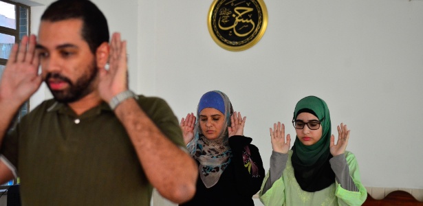 Representante da Sociedade Beneficente Muçulmana do Rio, Fernando Celino ora ao lado de mulheres muçulmanas na Mesquita da Luz