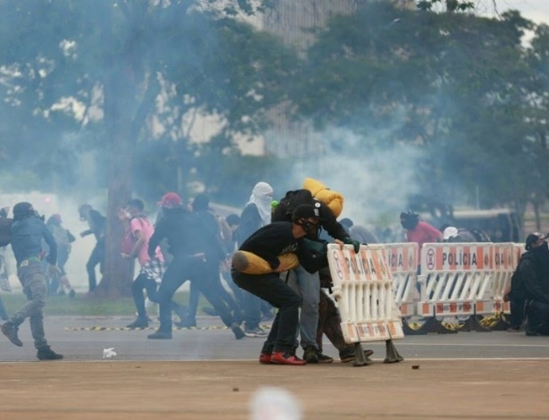 Manifestantes e policiais militares entram em confronto durante protesto na Esplanada