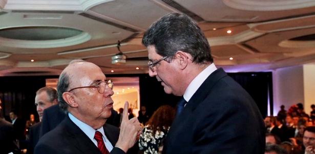 Em maio, o ministro da Fazenda, Joaquim Levy (à dir.), encontrou Henrique Meireles em evento em São Paulo