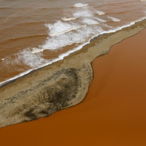 Imagem aérea mostra a lama jorrada pelo rio Doce invadindo o mar em Regência, na costa do Espírito Santo, três semanas após barragens romperem em Mariana (MG)