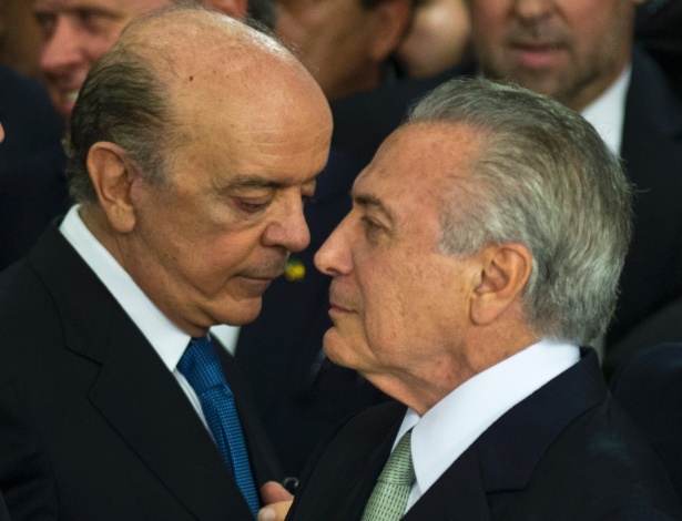 À esquerda, José Serra (PSDB-SP), novo ministro das Relações Exteriores, e o presidente interino Michel Temer (PMDB-SP)