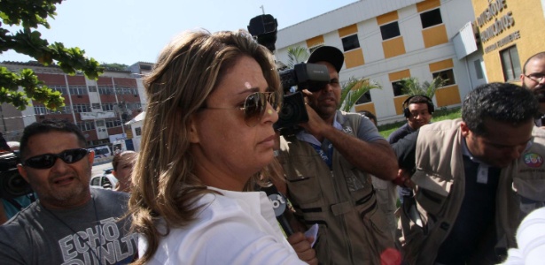 A brasileira Françoise Amiridis, mulher do embaixador, chega à Delegacia de Homicídios da Baixada