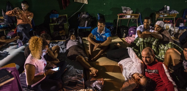 Imigrantes cubanos em abrigo na Costa Rica tentando chegar aos EUA