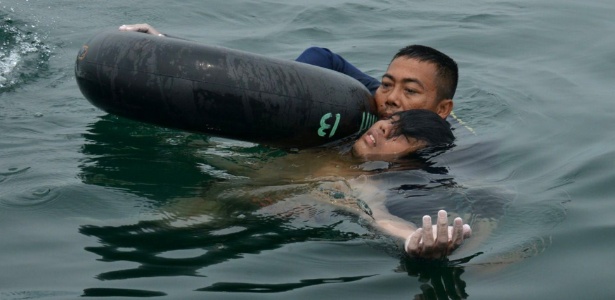 Mergulhador da Marinha da Indonésia resgata Fransiskus Subihardayan, sobrevivente da queda de um helicóptero, no lago Toba, na ilha de Sumatra