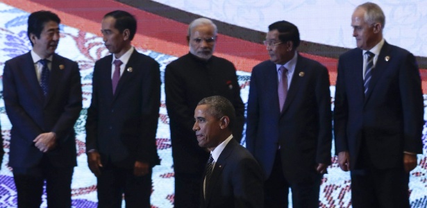 Barack Obama passa por líderes de países asiáticos durante cúpula da Asean em Kuala Lumpur (Malásia)