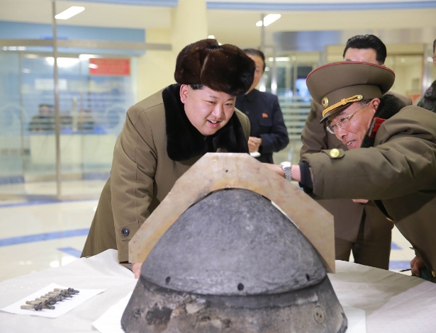 KCNA/AFP 15.mar.2016 - Kim Jong-un, o líder norte-coreano, recebe informações sobre parte resistente ao calor de um míssil localmente fabricado, na Coreia do Norte