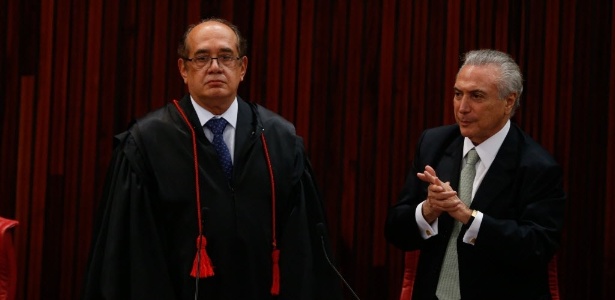 Gilmar Mendes ao tomar posse do cargo de presidente do TSE (Tribunal Superior Eleitoral), ao lado do presidente interino, Michel Temer