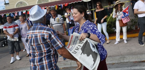 Casal comemora morte de Fidel em Miami