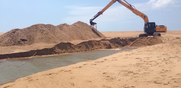 Obra é realizada no rio Doce para garantir o abastecimento de água nos municípios que devem ser atingidos pela lama oriunda do desaste ambiental em MG