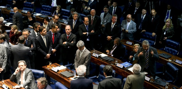 O líder do PT no Senado, Humberto Costa, na sessão que acatou detenção de Delcídio; partido foi o único a recomendar suspensão da prisão do senador do Mato Grosso do Sul