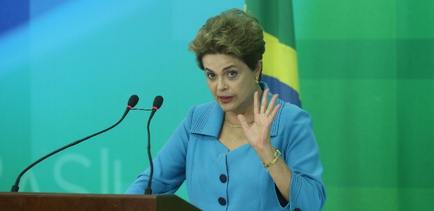 Dilma Rousseff em sua primeira aparição pública após sofrer derrota de impeachment na Câmara