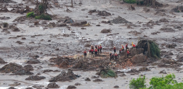 Equipes trabalham entre os escombros após o rompimento de duas barragens da mineradora Samarco, em Bento Rodrigues, distrito de Mariana (MG)