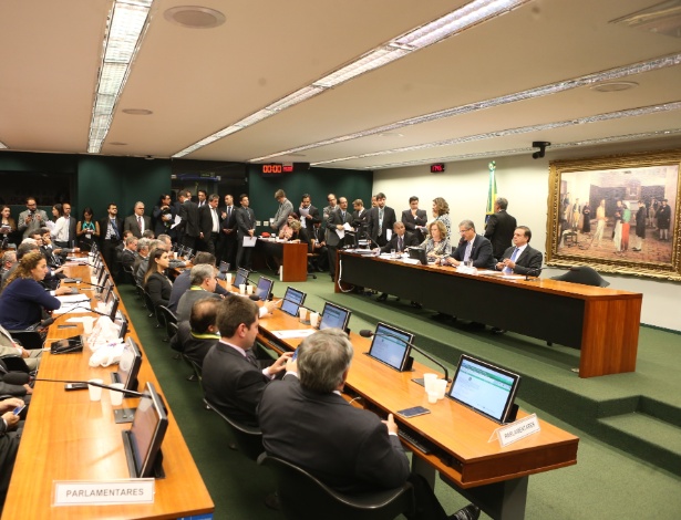 Reunião da Comissão de Impeachment, na Câmara dos Deputados, em Brasília, na tarde desta segunda-feira (21)