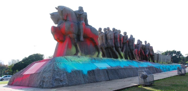Resultado de imagem para borba gato e monumento às bandeiras pichadas