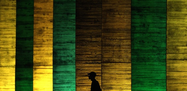 Palácio do Itamaraty iluminado com as cores da bandeira brasileira para a Olimpíada 2016