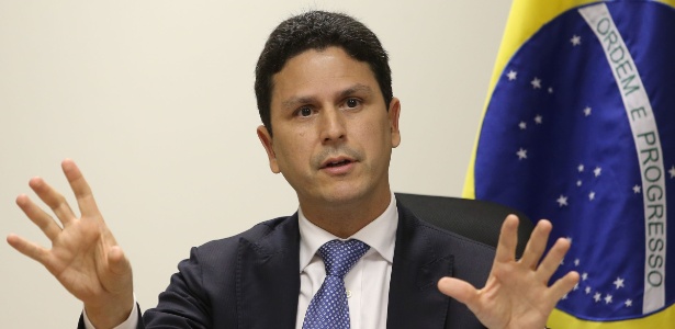 Em entrevista ao jornal "O Estado de S. Paulo", Bruno Araújo afirmou que toda a terceira etapa do programa estava suspensa e passaria por um processo de "aprimoramento"