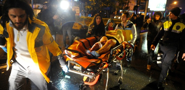 1jan2017 mulher ferida e levada em ambulancia apos ataque em boate em istambul turquia