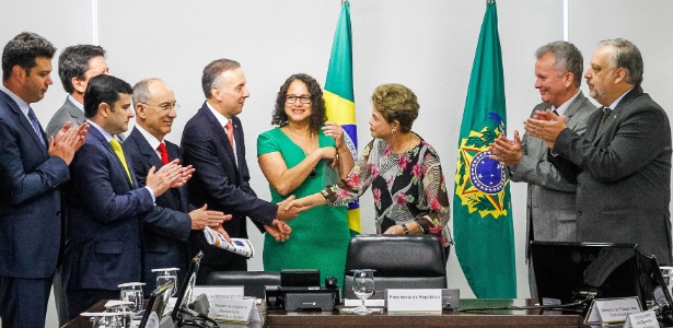 Aguinaldo Ribeiro (PP-PB) cumprimenta Dilma, então sua aliada, em setembro de 2015