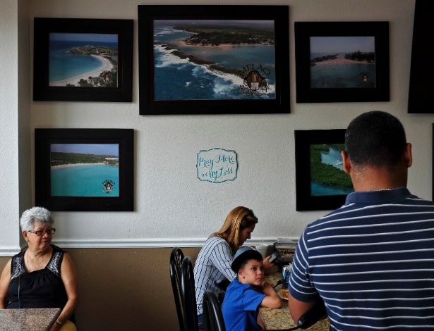 Fotografias de Porto Rico decoram parede do café Melao Bakery, em Kissimmee (EUA)