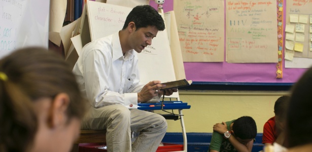 Julian Marsano lê para seus alunos da 5ª Série em uma sala de aula na Escola Pública 124, no Brooklyn, em Nova York