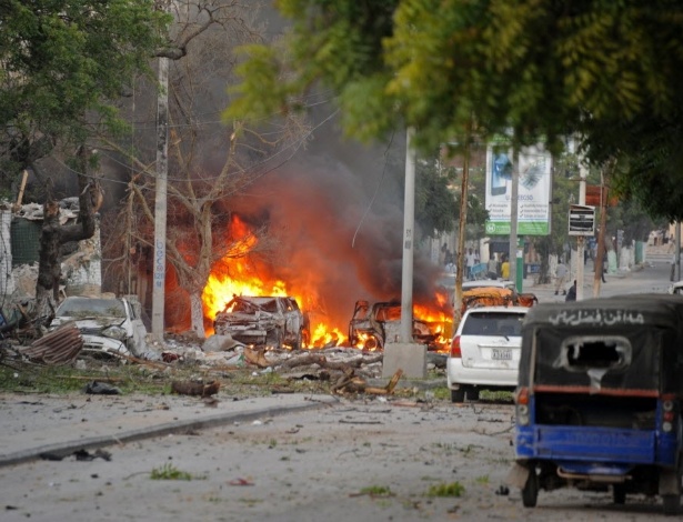 Automóvel fica em chamas após ataque terrorista ao hotel Ambassador, em Mogadício, capital da Somália. O grupo al-Shabaab, ligado à Al Qaeda, assumiu a autoria do atentado