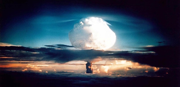 Teste de explosão de bomba H no atol de Enewetak, nas Ilhas Marshall, em 1º de novembro de 1952