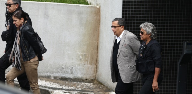 Mônica Moura e João Santana deixam a sede da Polícia Federal em Curitiba no mês de maio