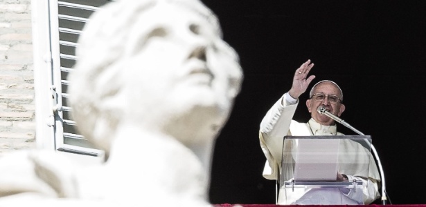 Papa Franciso gesticula durante a missa do Angelus, na Praça São Pedro, Vaticano