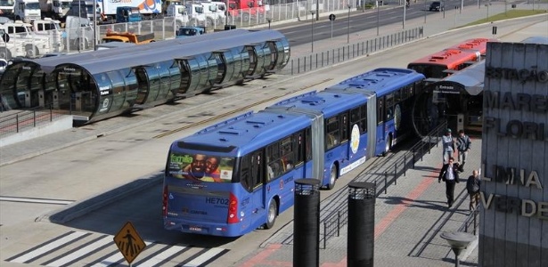 Terminal de ônibus em Curitiba: prefeitura pretende concluir a Linha Verde