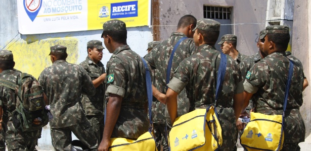 Exército brasileiro está nas ruas para ajudar na luta contra a dengue, mas ação dos cientistas pode ser vital