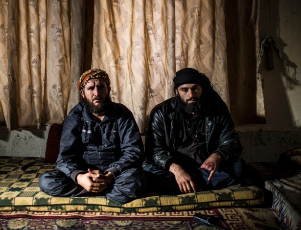 9.mar.2012 - Hassan Aboud (esq) e Abu Ayman em Sarmin, na Síria