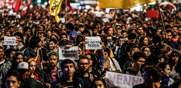 Manifestantes protestam na Avenida Paulista contra o impeachment da presidenta Dilma Rousseff e contra Golpista Michel Temer PMDB