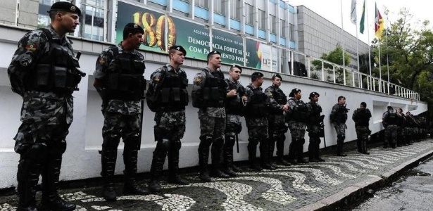 Assembleia gaúcha isolada por policiais da Brigada Militar: votação de aumento de impostos e outras medidas foi tumultuada em setembro