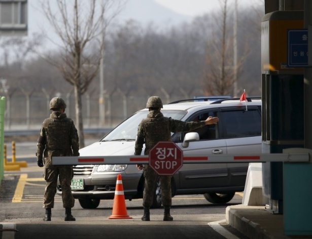 Por Ju-min Park Veículos sul-coreanos começam a deixar o complexo industrial de Kaesong, localizado na Coreia do Norte, depois da decisão do governo de Seul de repatriar seus cidadãos que trabalham no local