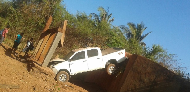 Carro acidentado do prefeito de Codó (MA), Zito Rolim. Ele não percebeu que a ponte tinha caído - e que sua administração tinha de ter consertado