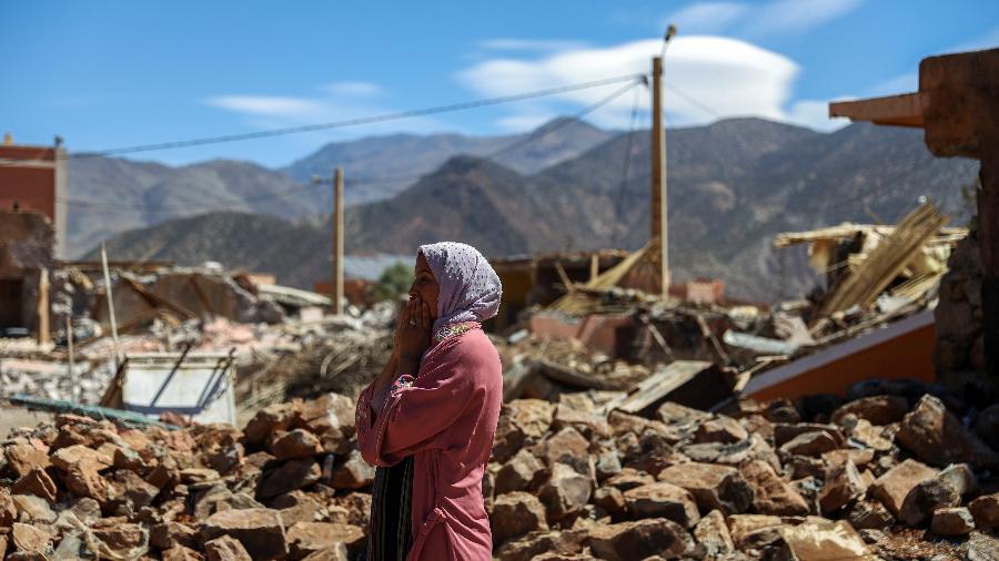 Mulher próxima a destroços de terremoto no Marrocos, na cidade de Talat N'yaaqoub