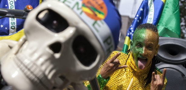 16.ago.2015 - Manifestante pintou o rosto para participar de protesto contra o governo da presidente Dilma Rousseff, em São Paulo