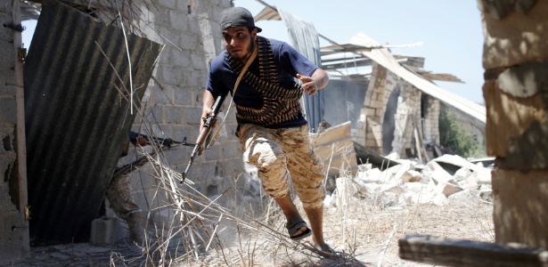 8.ago.2016 - Combatente das forças líbias aliadas ao governo luta contra o Estado Islâmico em Sirte, na Líbia