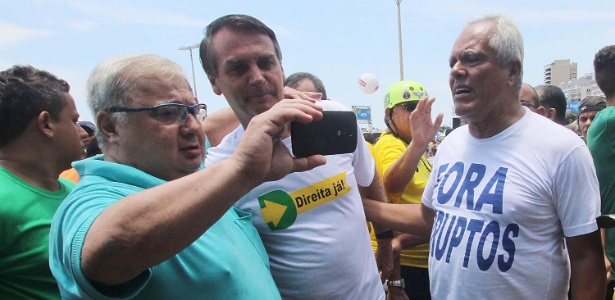 O deputado Jair Bolsonaro tira foto com simpatizantes durante protesto pelo impeachment da presidente Dilma Rousseff, em Copacabana, no Rio de Janeiro