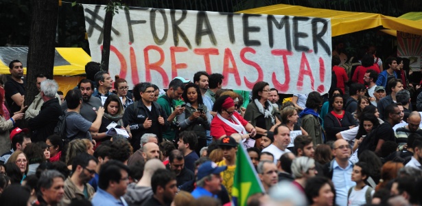 Grande faixa com o pedido por "diretas já" é exibida na avenida Paulista, em São Paulo, durante ato contra Michel Temer (PMDB). O pedido por novas eleições é o principal mote dos manfiestantes