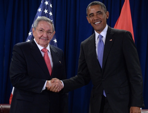 Presidentes Castro e Obama se cumprimentam na sede da ONU, em setembro de 2015