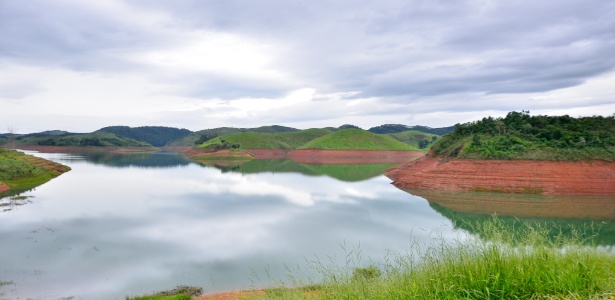 30.dez.2015 - Vista da represa Jaguari-Jacareí, no interior de SP, que integra o sistema Cantareira