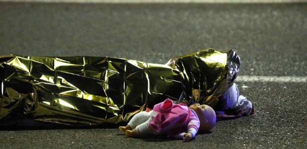 14.jul.2016 - Uma boneca ficou ao lado de um corpo após um caminhão atropelar uma multidão durante celebração da Queda da Bastilha, maior feriado nacional francês, no centro de Nice, na Riviera Francesa