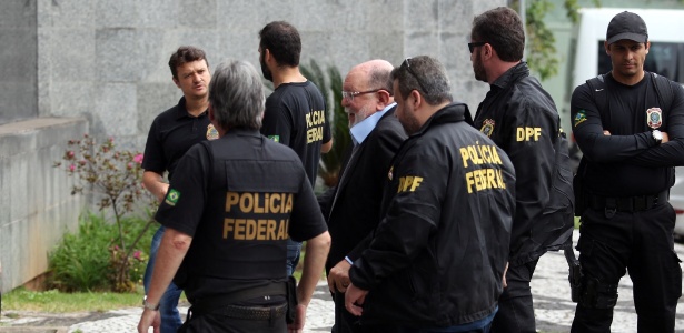 José Adelmário Pinheiro, o Léo Pinheiro, ex-presidente da OAS, é conduzido por agentes para sede da Polícia Federal
