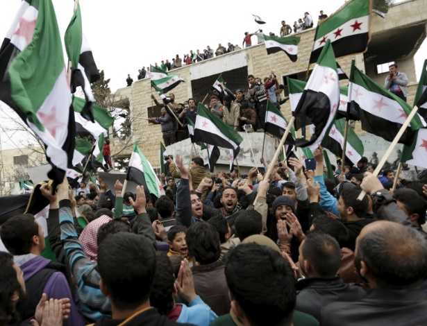 Khalil Ashawi/Reuters Manifestantes com bandeiras do Exército Livre da Síria protestam em Marat Numan, na província de Idlib