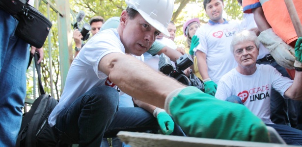 Doria faz reparo em calçada no bairro do Itaim Paulista, na zona leste