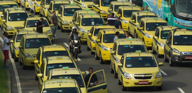 1°.abr.2016 - Taxistas protestam no aterro do Flamengo, na zona sul do Rio de Janeiro, contra o aplicativo de caronas Uber