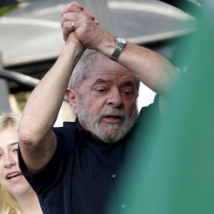 O ex-presidente Luiz Inácio Lula da Silva em sua casa, após condução coercitiva, ocorrida em março